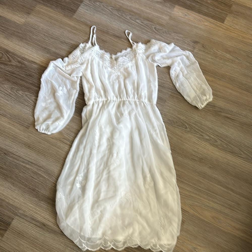 Beautiful white dress for different ocasión size M color white
